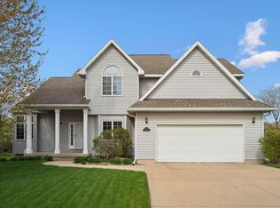 909 Barrington Dr, Cedar Falls, IA 50613