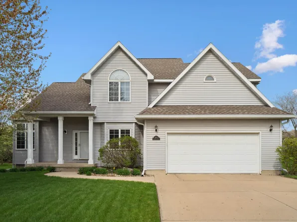 909 Barrington Dr, Cedar Falls, IA 50613