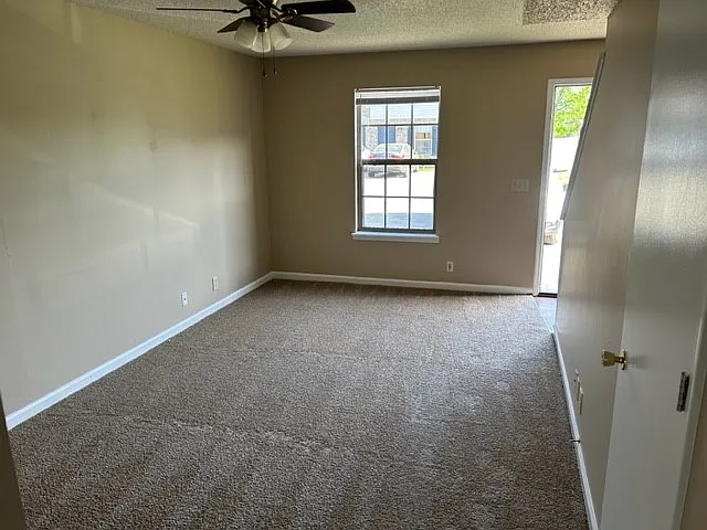 2 bed, 1.5 bath, 1000 sqft, $900 — Photo 2