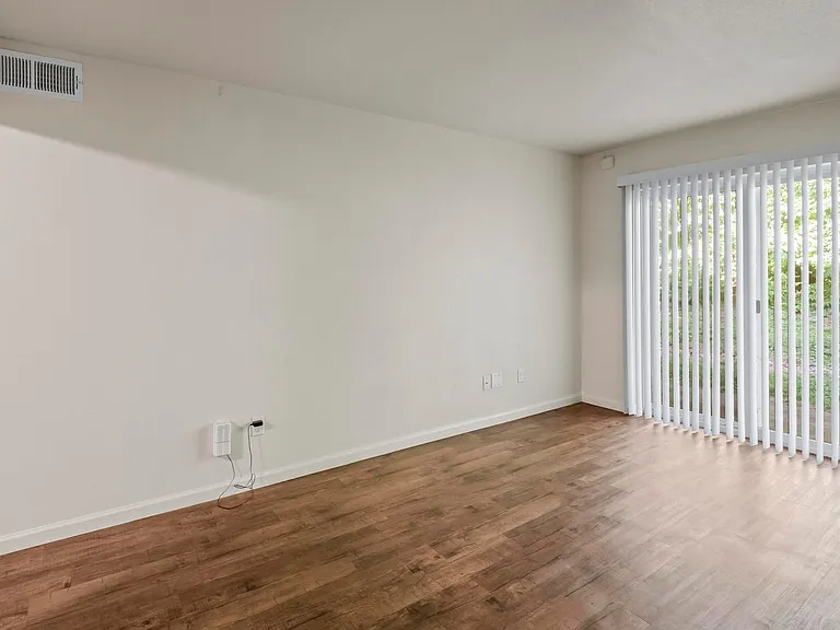 Westport Crossing Apartments — Photo 22