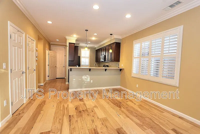 3 bed, 2.5 bath, 2613 sqft, $2,495 — Photo 3
