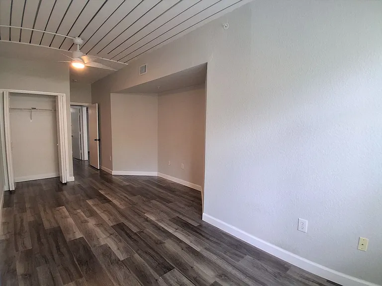 2402 W Azeele St #417 — Photo 12