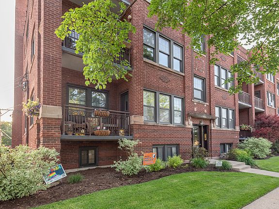 2nd image of 929 Clarence Ave APT 1