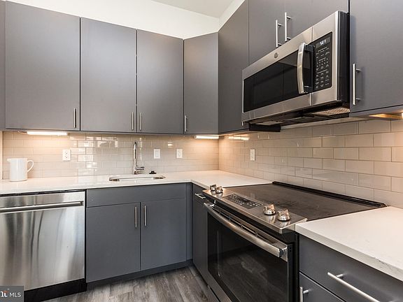 5th image of 2559 Amber St #404
