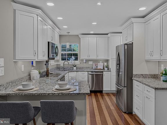 3rd image of 1034 Norfolk Dr