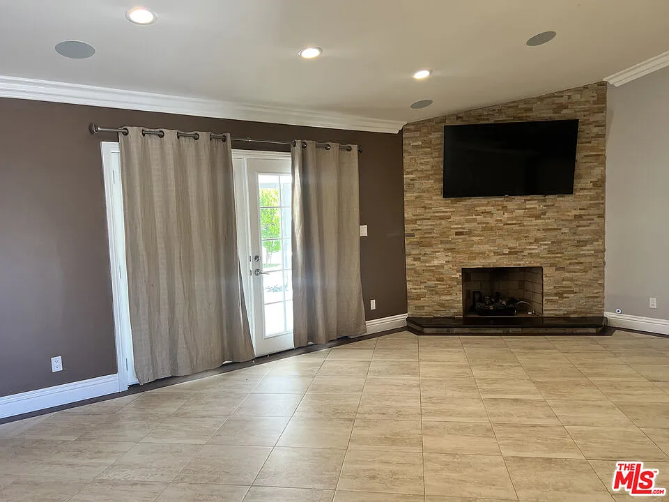 4 bed, 2.0 bath, 1350 sqft, $5,000 — Photo 2