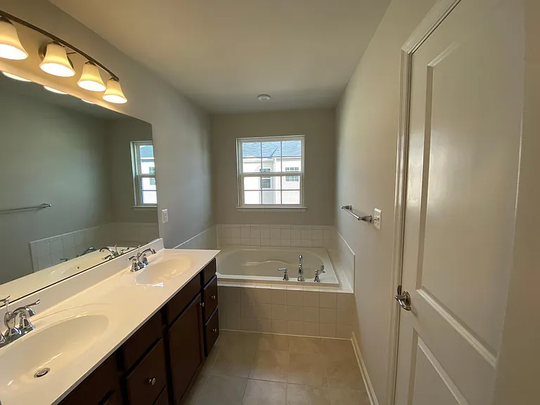 MBR Bathroom tub