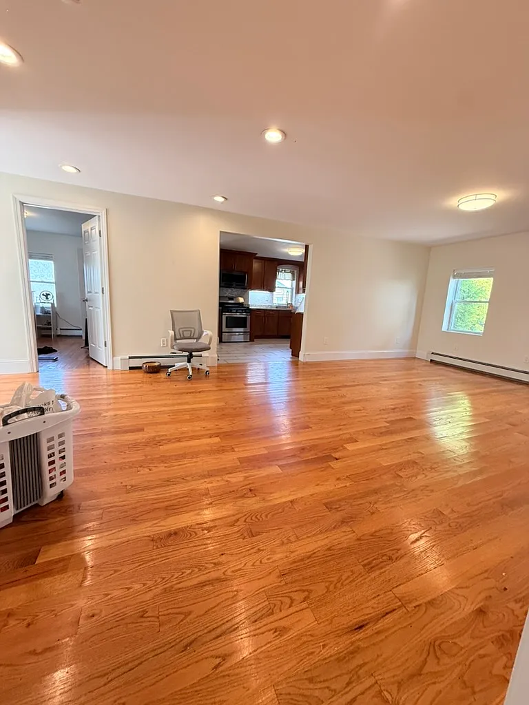 3 bed, 1000 sqft, $3,300 — Photo 3