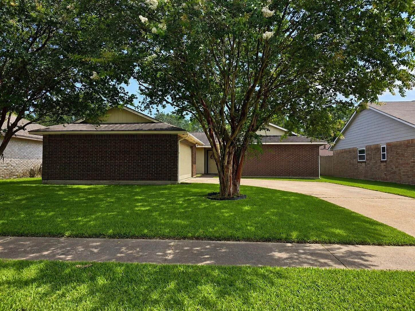 3 bed, 2.0 bath, 1561 sqft, $2,100 — Photo 1