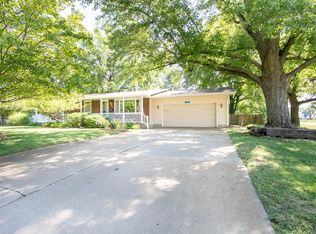 925 Ridge Dr, Halstead, KS 67056
