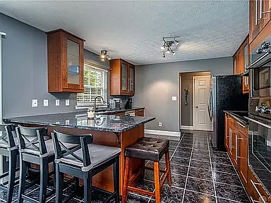 4th image of 3595 King Edward Way