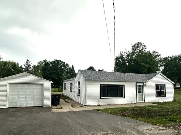 104 W School St, Winnebago, IL 61088