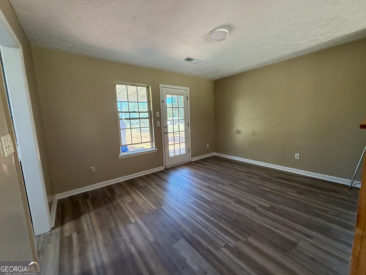 3 bed, 2.0 bath, 1348 sqft, $1,800 — Photo 4