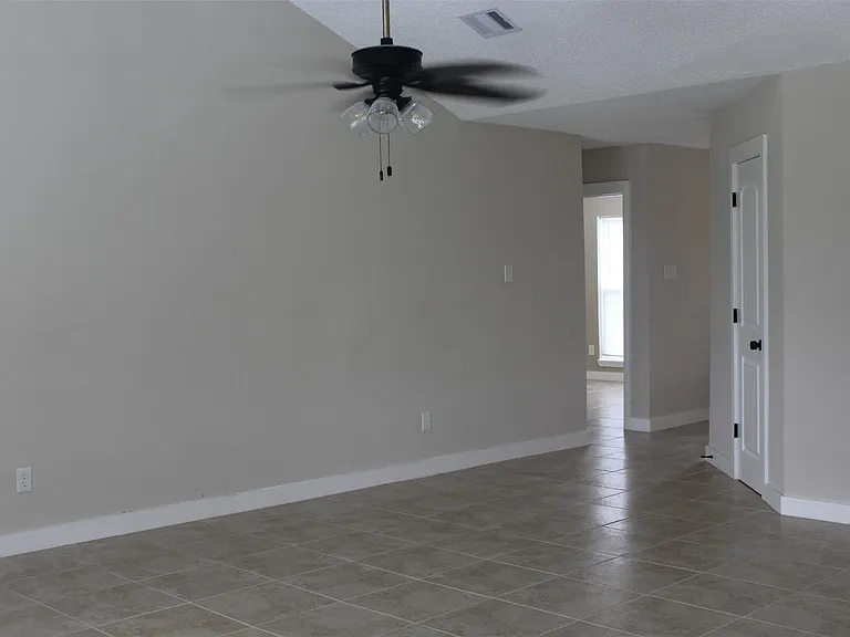 4920 Deerwood Cir — Photo 3