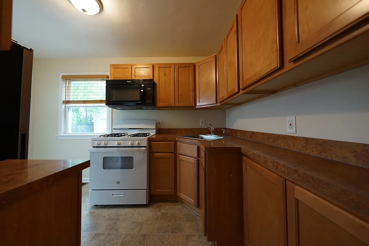 Building Photo - 16913 Lotus Dr