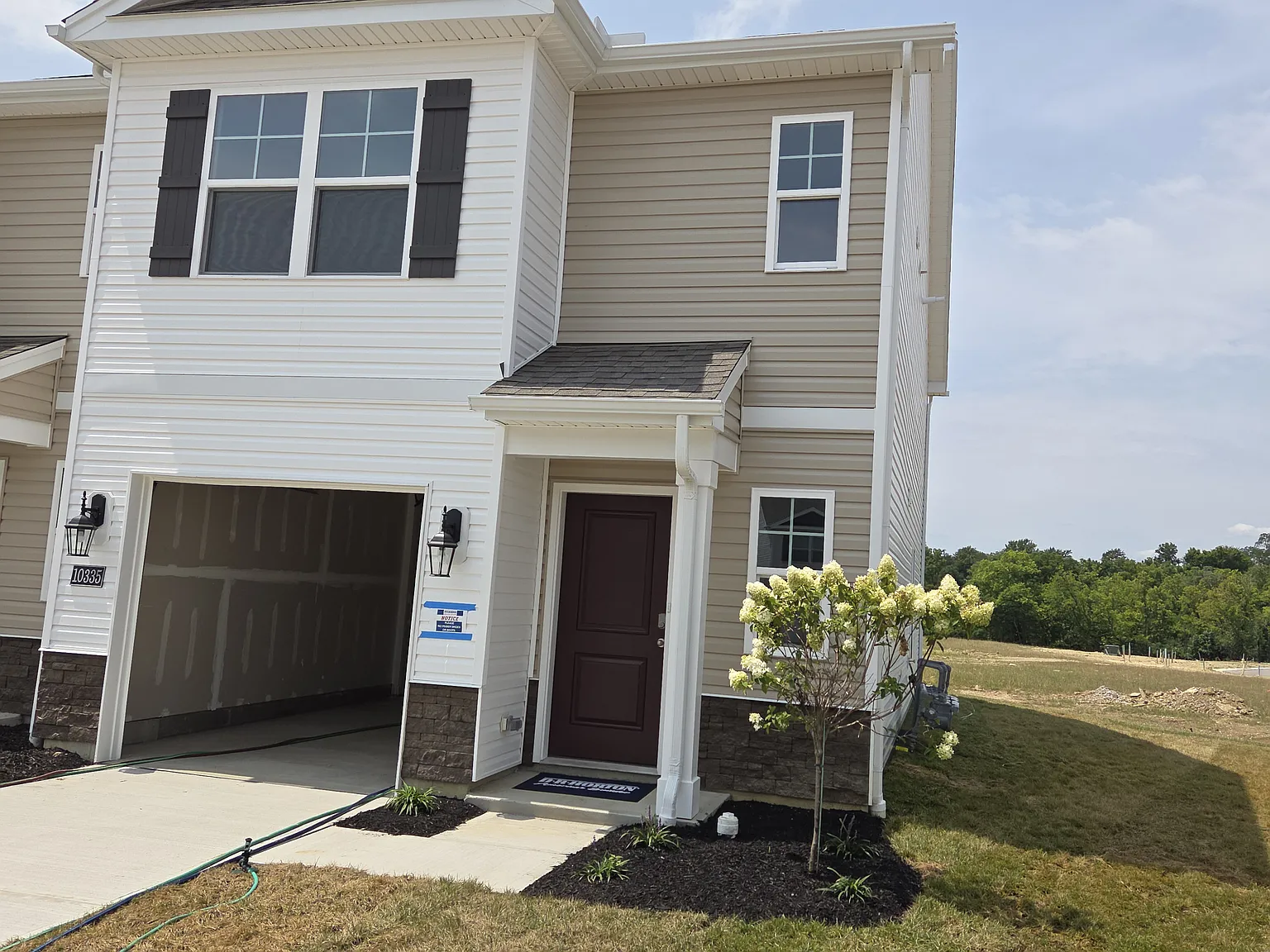 3 bed, 2.5 bath, 1418 sqft, $2,300 — Photo 2