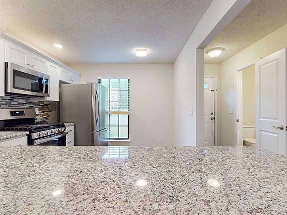 5th image of 31 Greenwich Dr #31
