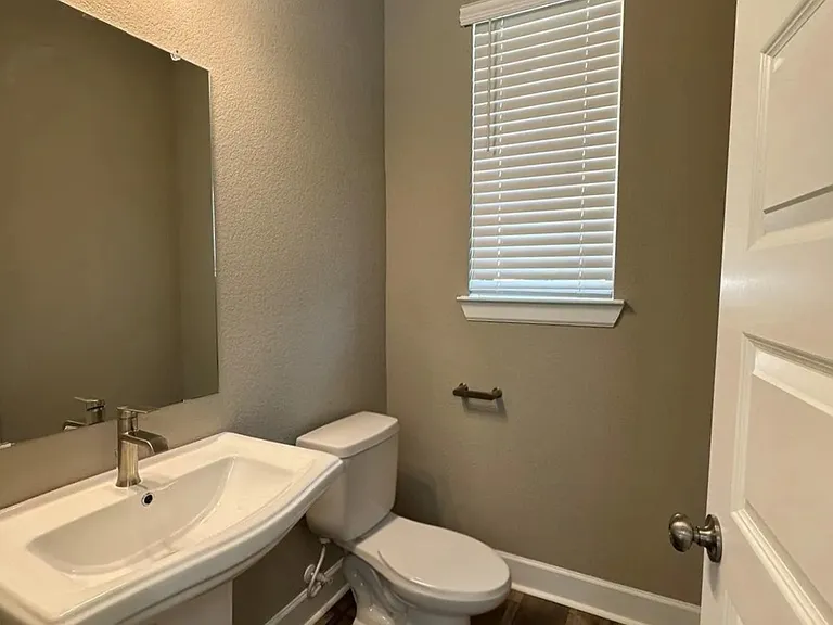 2525 Four Roses Dr — Photo 7
