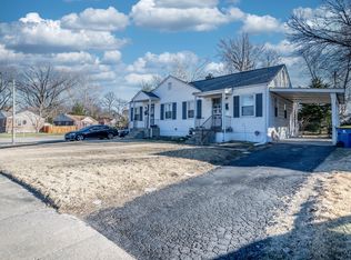 10228 Shamrock Ln, Saint Ann, MO 63074