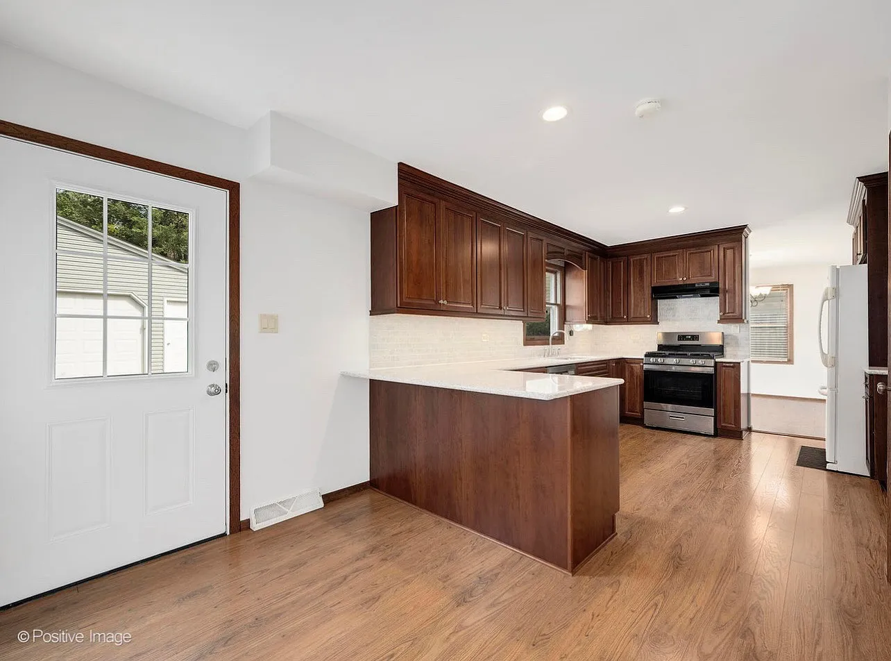 3 bed, 1.5 bath, 1866 sqft, $3,400 — Photo 4