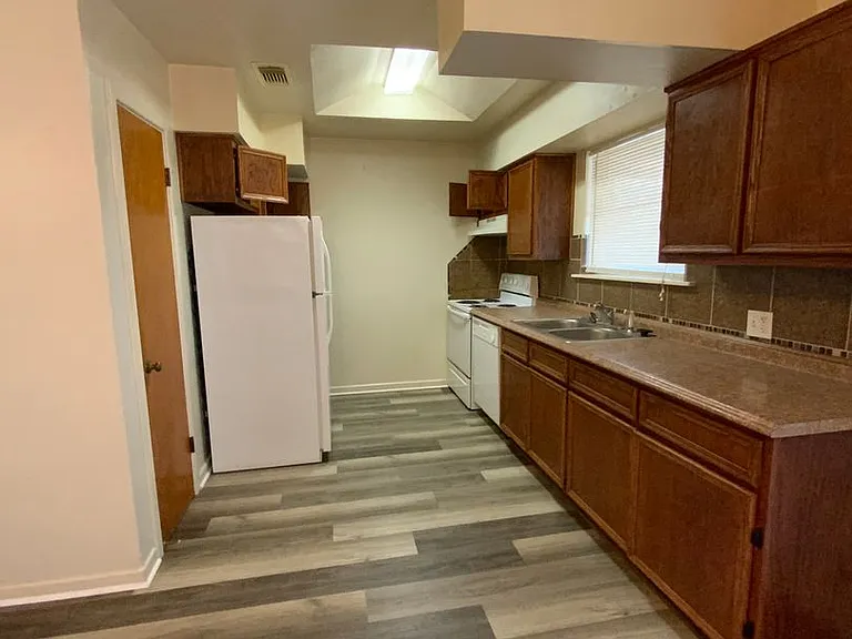 712 Alexander St — Photo 5