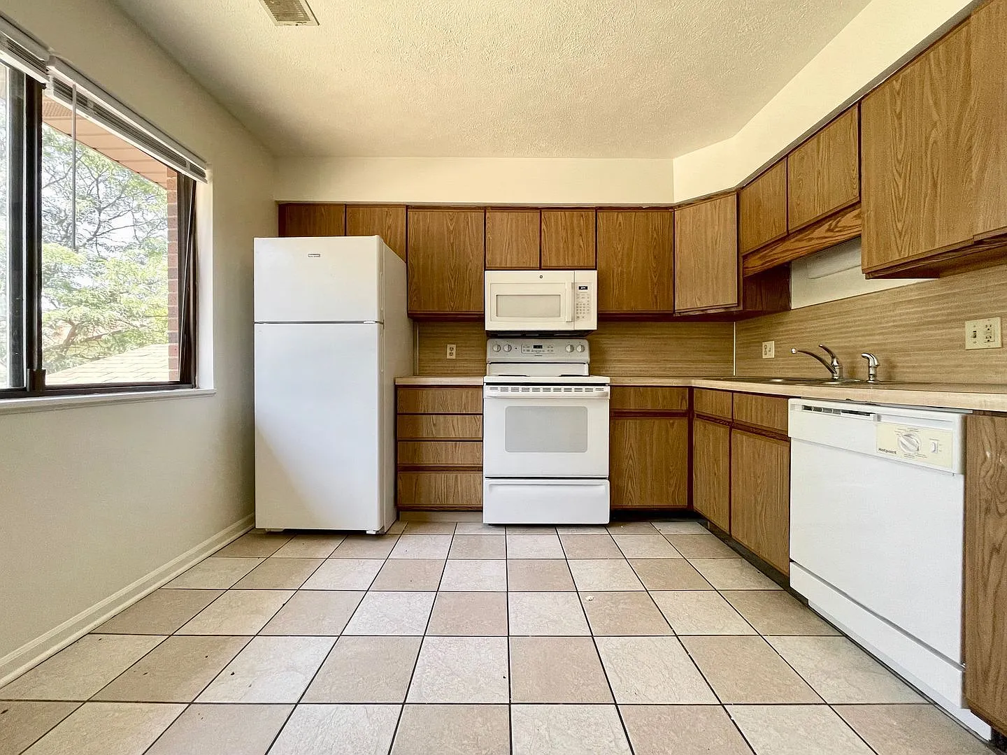 2 bed, 1.0 bath, 825 sqft, $1,500 — Photo 2