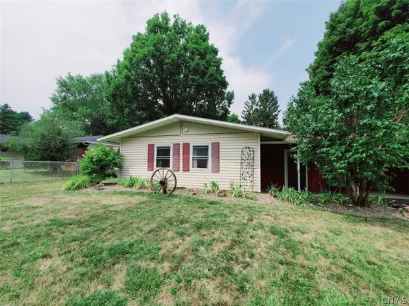 108 Barclay Rd, Camillus, NY 13031