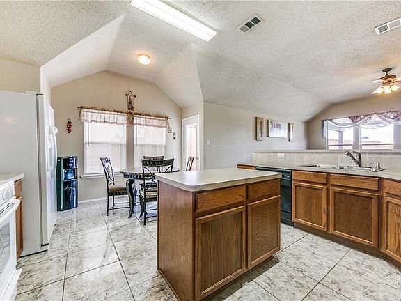 3rd image of 3216 Bent Oak Dr