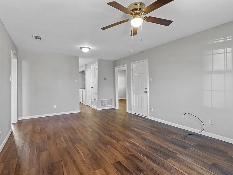 1716 Manor Garden Curv — Photo 6