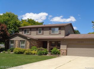 34020 Old Timber Rd, Farmington Hills, MI 48331