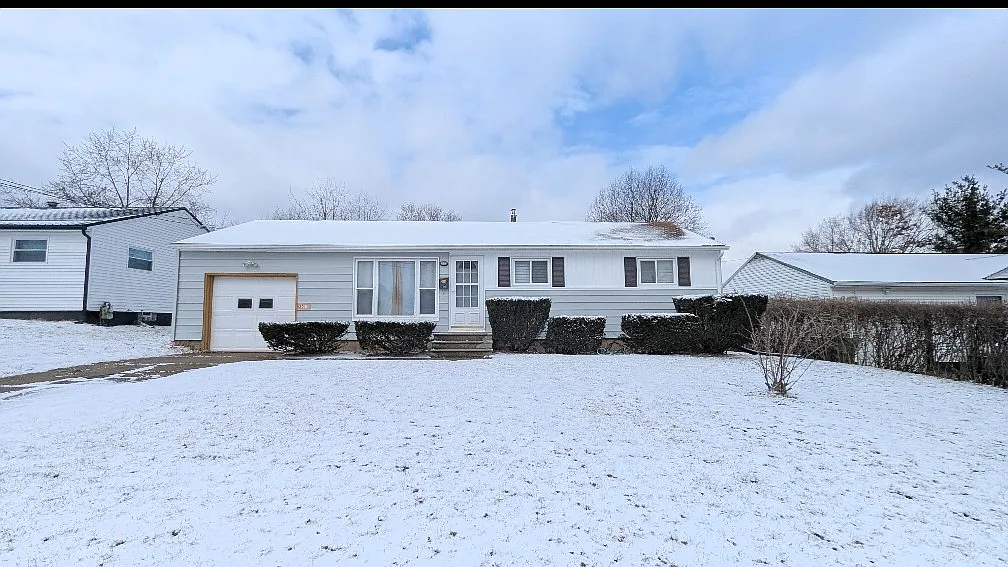 3 bed, 1.5 bath, 912 sqft, $1,100 — Photo 1