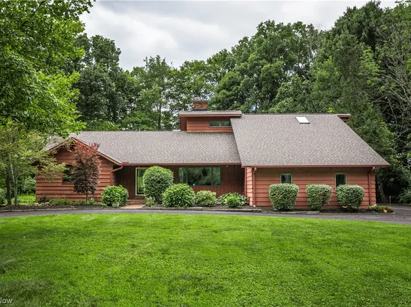 38415 Berkshire Hills Dr, Willoughby Hills, OH 44094