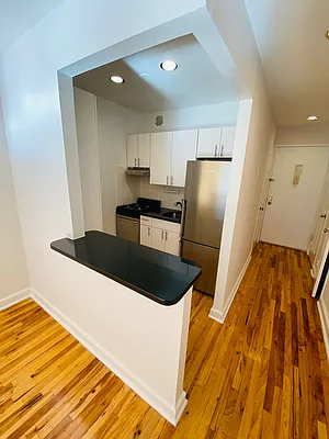 Rented by Metropolis Real Estate of Manhattan | media 10