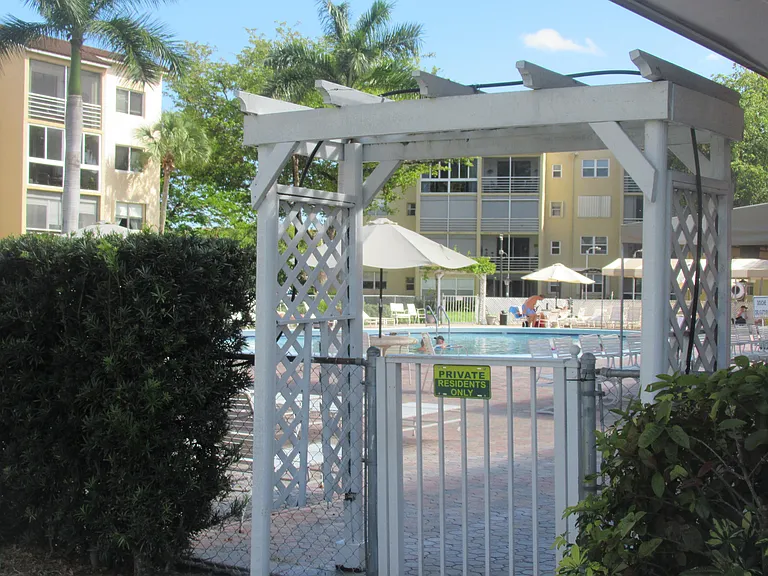 2841 Somerset Dr #205 — Photo 16
