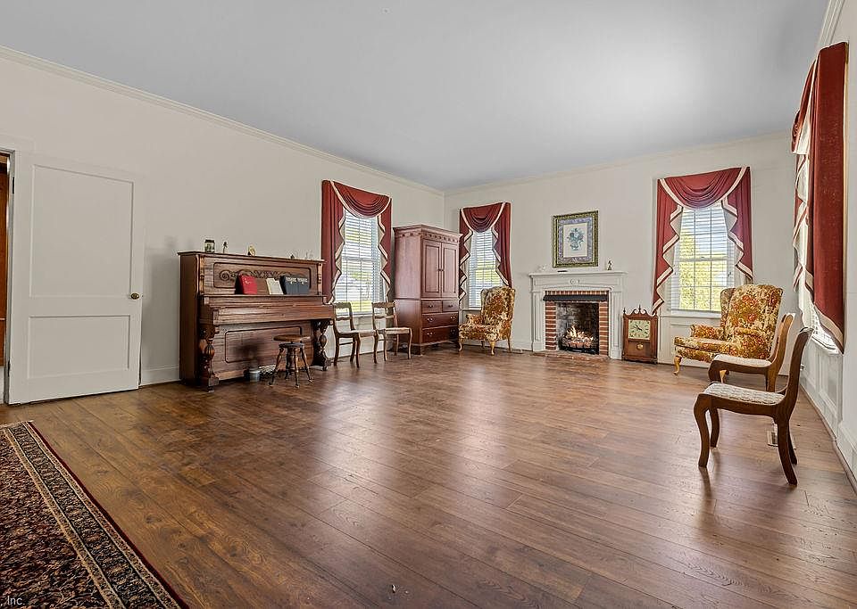 25th image of 15313 Broad St
