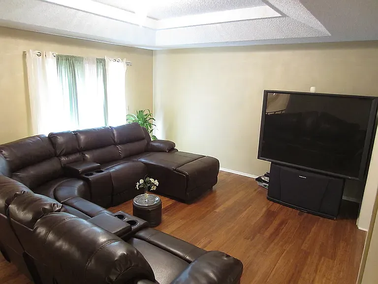 4 bed, 2540 sqft, $2,300 — Photo 4
