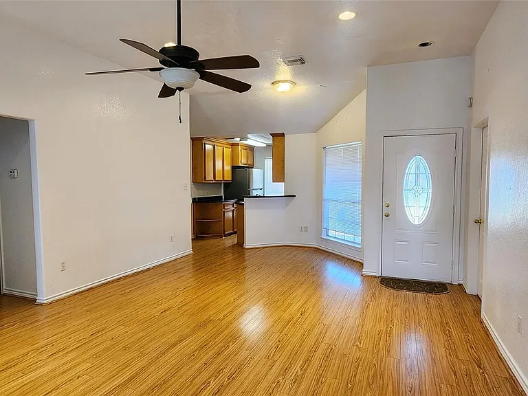 704 Manor Dr — Photo 7