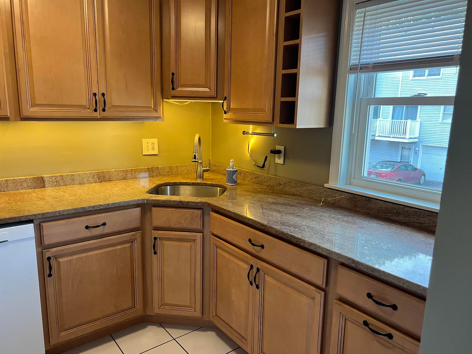 2 bed, 1.5 bath, 1001 sqft, $3,000 — Photo 3