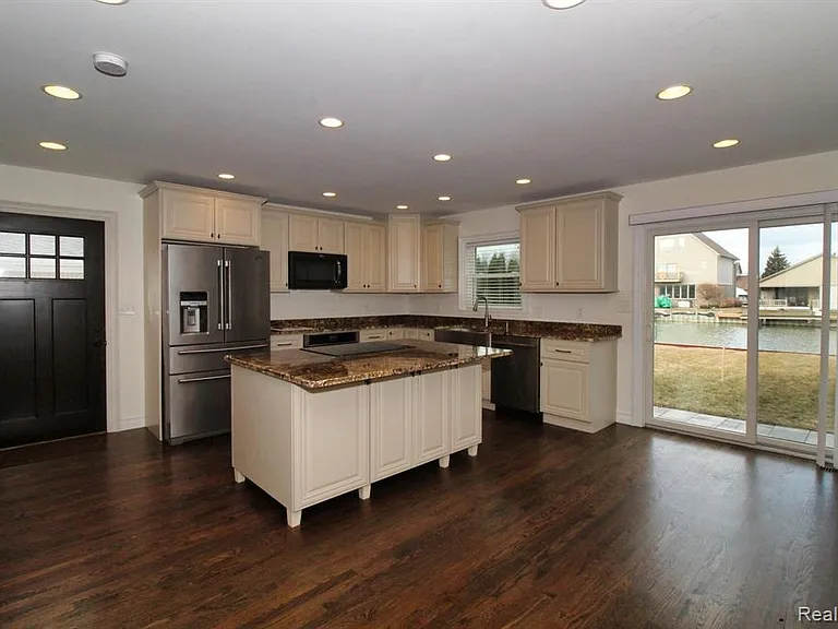 37752 Huron Pointe Dr — Photo 9