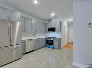 832 S 19th St, Newark, NJ 07108