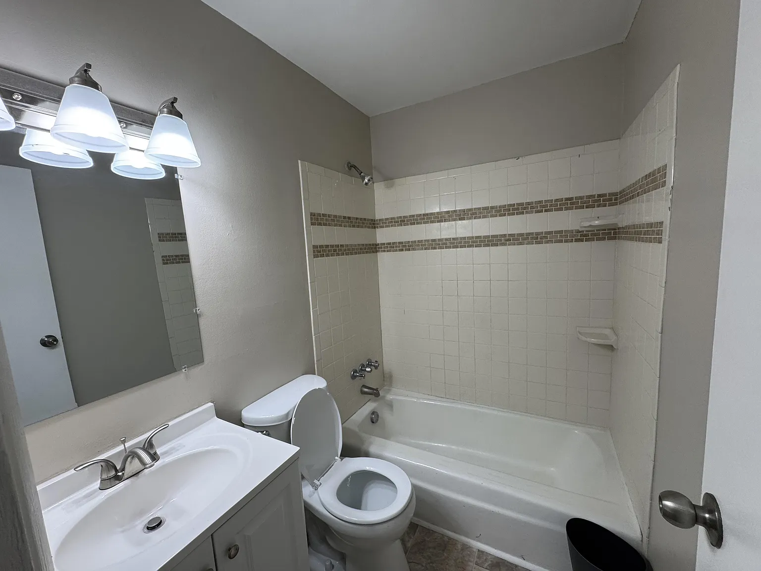 4 bed, 3.0 bath, 2000 sqft, $680 — Photo 3