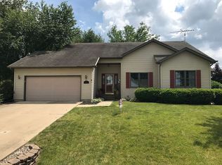 109 Falcon Ridge Dr, Le Roy, IL 61752