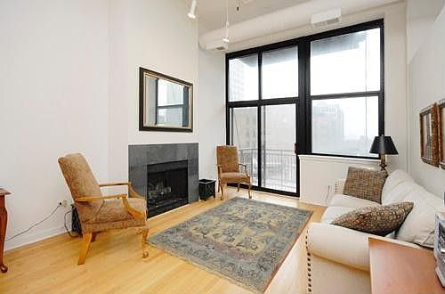 2nd image of 547 S Clark St #P12