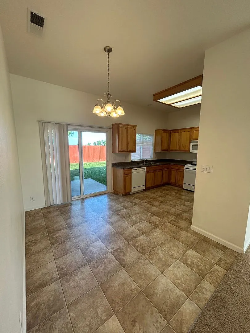 Beautiful 3-Bedroom Home Near Table Mountain Golf Course Perfect for Commuters! — Photo 2