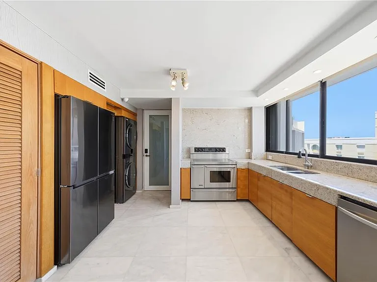1 Taft St #Penthouse C — Photo 9