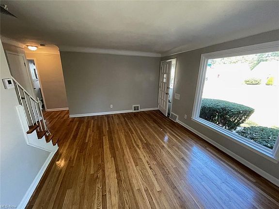 3rd image of 25500 Farringdon Ave