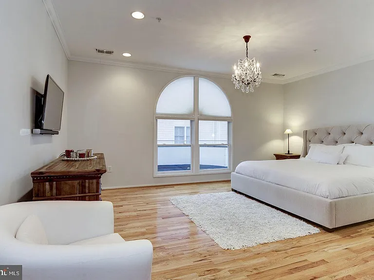 2058 N Oakland St — Photo 16