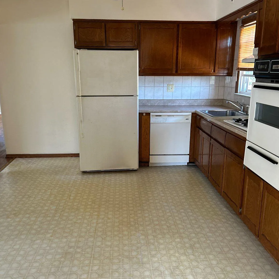 3 bed, 1.0 bath, 1590 sqft, $2,500 — Photo 2