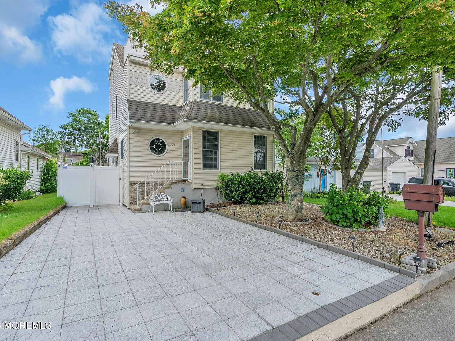 4 bed, 2.5 bath, 2307 sqft, $3,900 — Photo 2