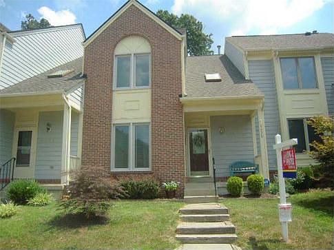 Gorgeous, Sunlit End Unit in Great Location!